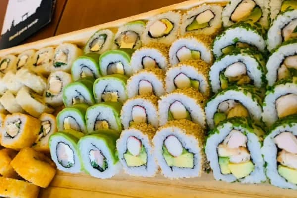¡Oportunidad única! 70 exquisitas piezas con mucho relleno — Issam Sushi