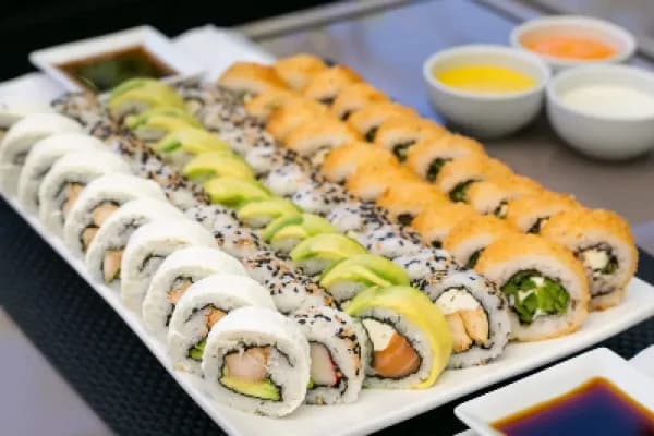 ¡MIx de 50 piezas! variedad de sabores y un exclusivo sabor — Maki Sushi Delivery