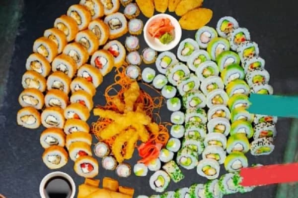 ¡Locura de sabores! RIcas 120 piezas de sushi . Imperdible descuento — Ekos Fusión