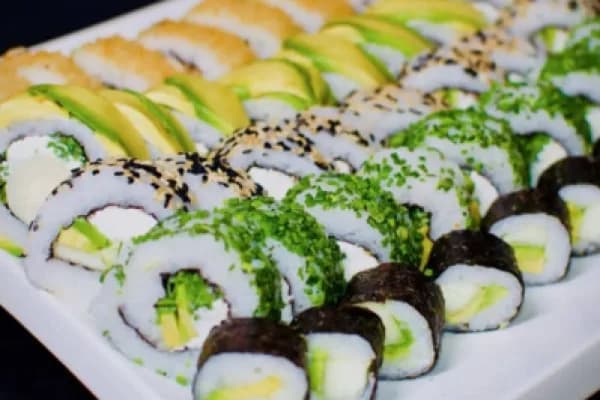 ¡Sushi fresco y delicioso con descuento! — Tako Nikkei